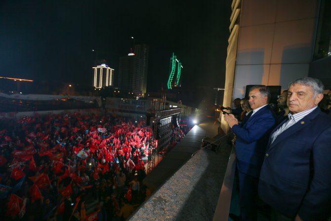 Halk oylamasının sonuçları kutlanıyor