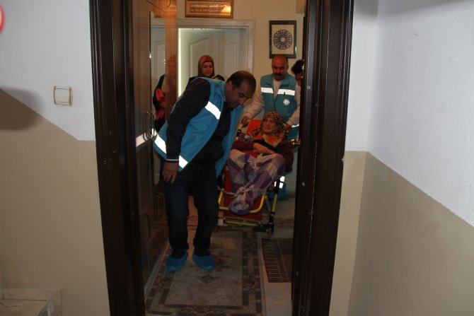 Felçli kadın sağlık ekipleri sayesinde oyunu kullandı