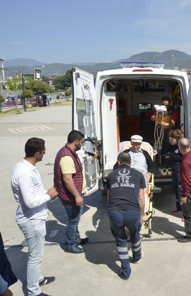 Oy kullanmaya ambulansla gittiler