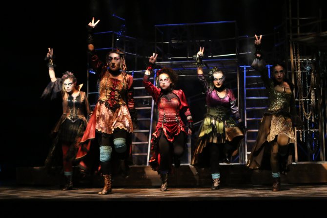 "Lysistrata" Ankara'da "Ruhlar Gelirse" Sivas'ta sahnelenecek