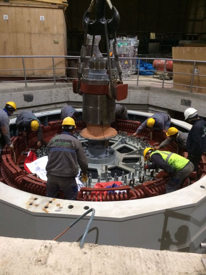 Kiğı Barajı'nda "rotorlar" yerine indirildi