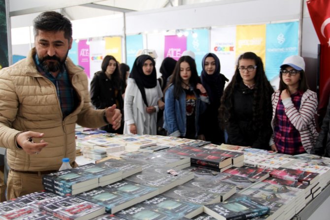 DÜZELTME"Sivas Memleket Gazetesi 1. Kitap Günleri" başlıklı haberimizde yer alan "Sivas Valisi Zihni Yıldızhan" ifadesi "Sivas Vali Yardımcısı Zihni Yıldızhan" olarak düzeltilmiştir. Haberimizi düzelterek yeniden yayımlıyoru