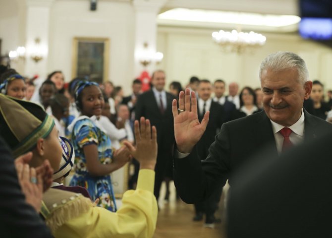 Başbakan Yıldırım dünya çocuklarıyla buluştu