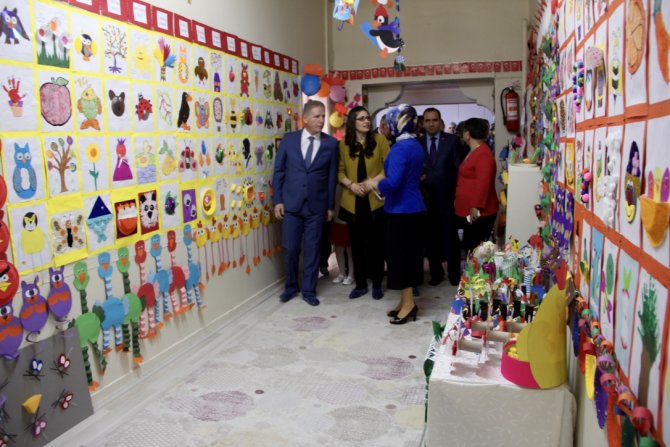 Vali Gül sergi açtı