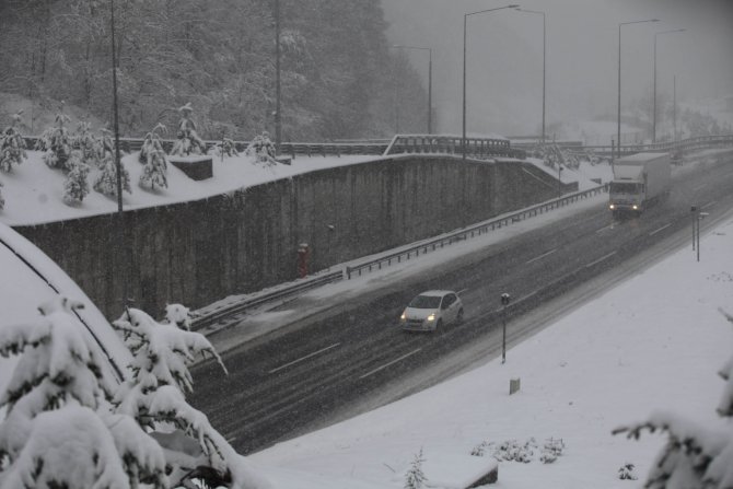 Bolu Dağı'nda yoğun kar yağışı