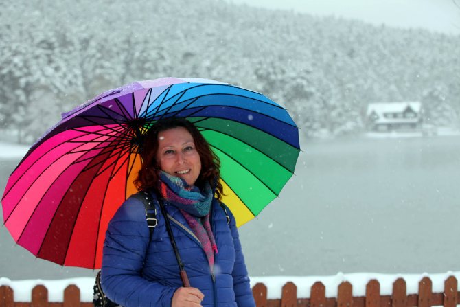 Gölcük kar yağışına rağmen tatilcileri ilgi odağı oldu
