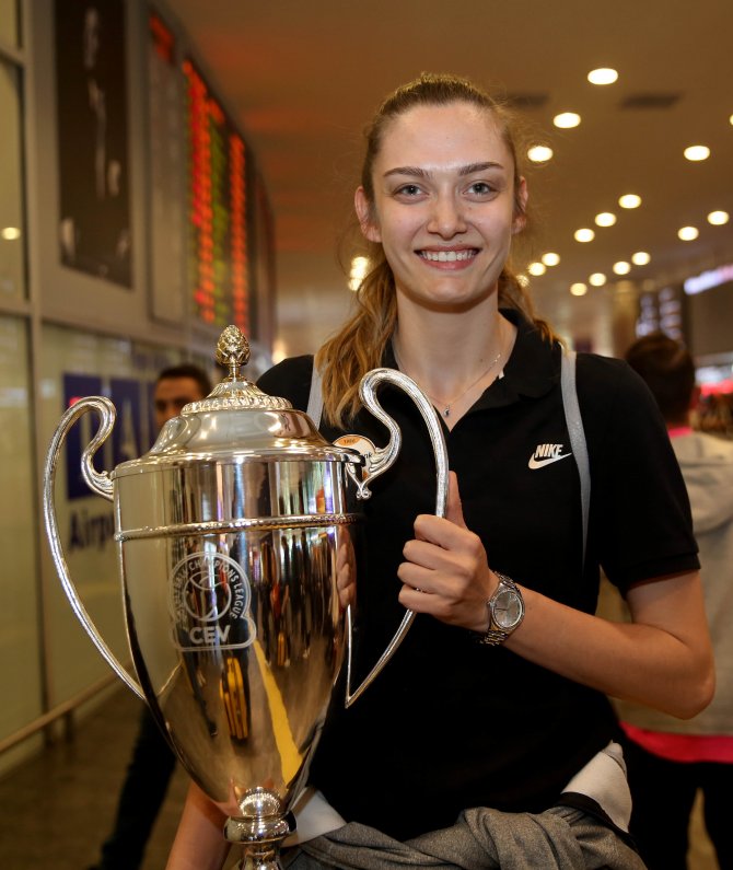 Avrupa şampiyonu VakıfBank yurda döndü