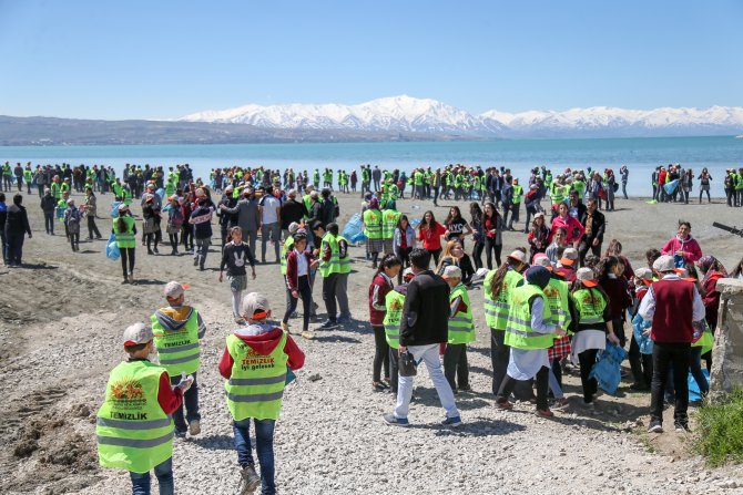 Van'da 3 bin öğrenci çöp topladı