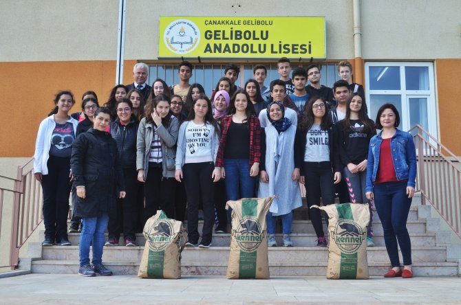 Harçlıklarıyla sokak hayvanları için mama alıyorlar