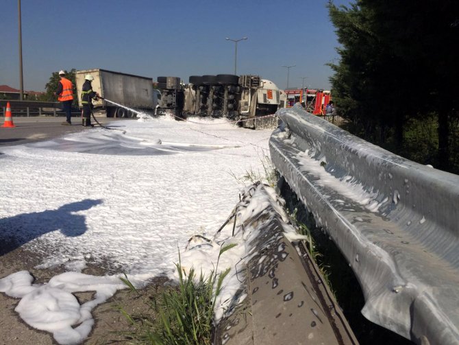 Kocaeli'de sıvı oksijen yüklü tanker devrildi: 1 yaralı