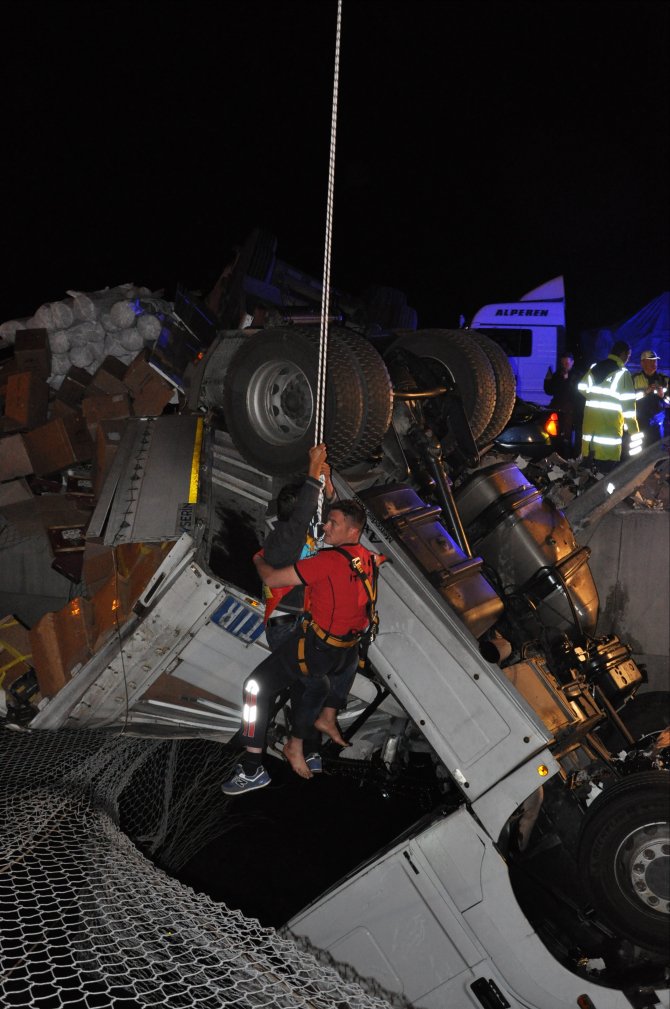 GÜNCELLEME - Bolu'da tır ile otomobil çarpıştı: 1 ölü, 4 yaralı