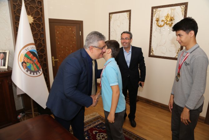 Öğrencilerin Aksaray Valisi Pekmez'i ziyareti