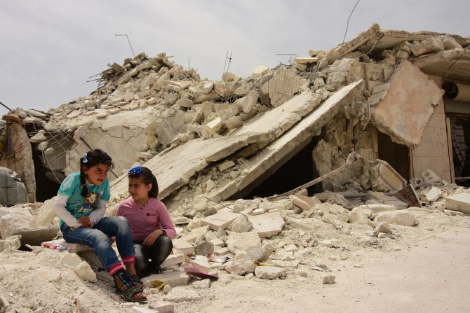 Rejim saldırılarında yetim kalan Suriyeli çocuklar hayata tutunmaya çalışıyor