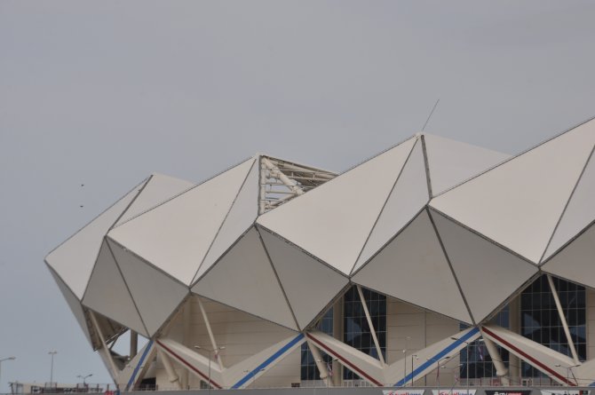 Medical Park Arena'nın çatısı rüzgarda hasar gördü