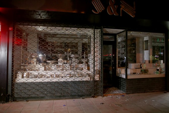 Beşiktaş'ta gümüşçü dükkanında soygun