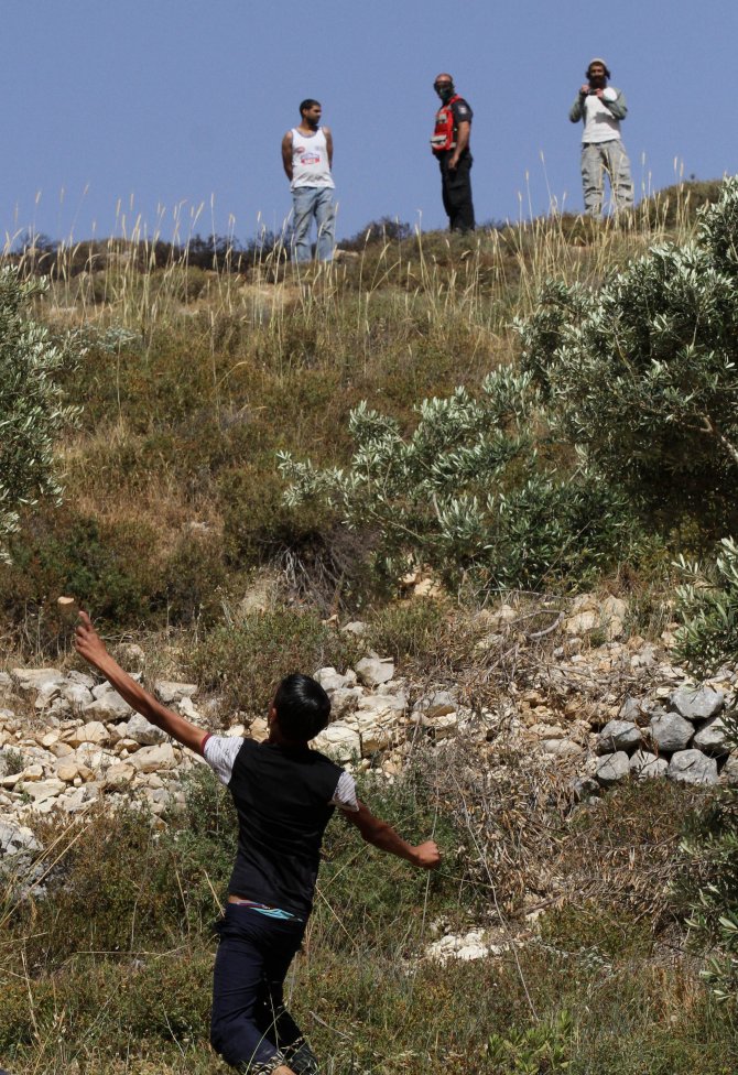 Yahudi yerleşimciler Filistinlilerin arazisini ateşe verdi