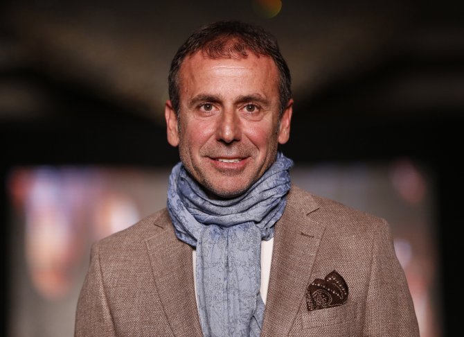 Abdullah Avcı ve oyuncuları, defileye katıldı