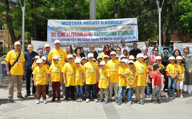 İlkokul öğrencileri su içmenin önemine dikkat çekti