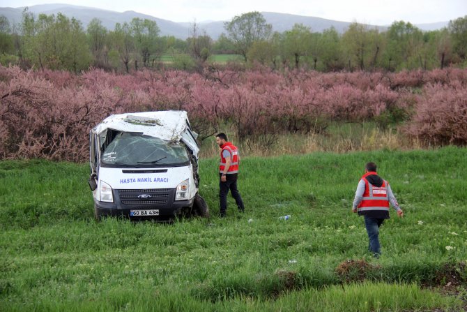 Hasta nakil aracı devrildi: 1 yaralı