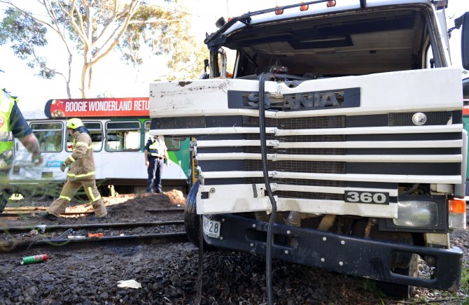 Avustralya’da tramvay ve kamyon çarpıştı