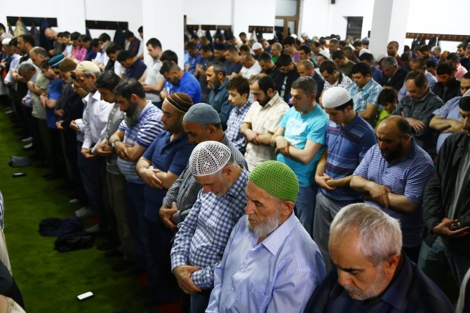 Bakü'de ilk teravih namazı kılındı