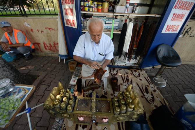Giyemeyeceği ayakkabıları boyuyor