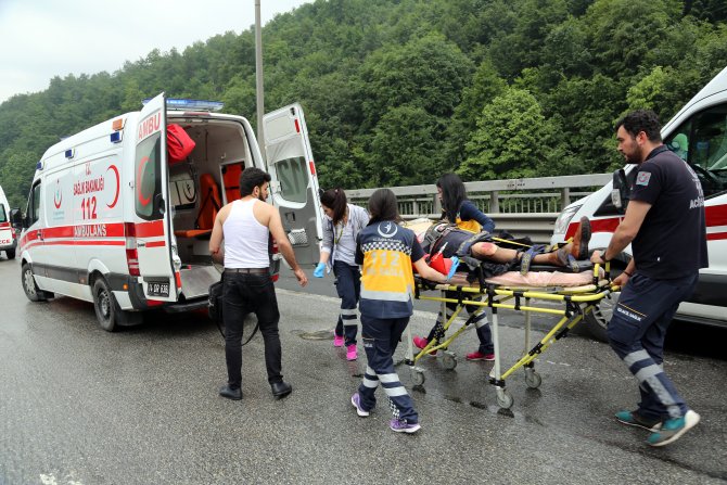 TEM otoyolunda trafik kazası: 3 yaralı