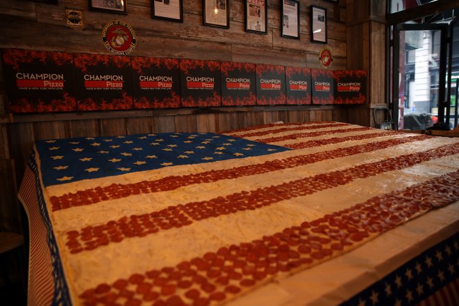 Diyarbakırlı "şampiyon" pizzacıdan ABD Anma Günü'ne özel dev pizza