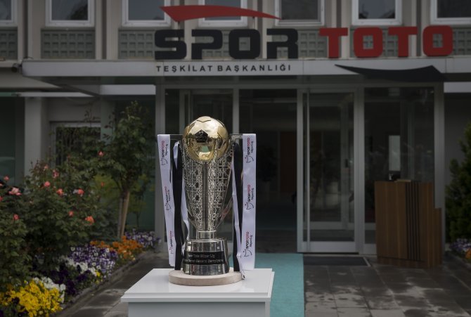 Şampiyonluk kupası sahibine götürülüyor