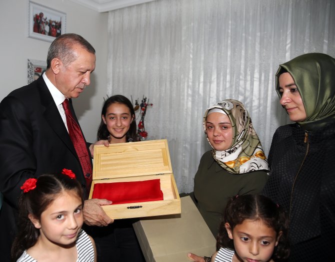 Cumhurbaşkanı Erdoğan şehit evinde iftar yaptı