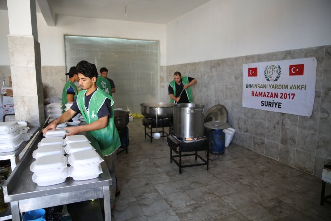 İHH, Suriye'de her gün 50 bin kişiye iftar veriyor