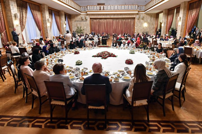 Kahraman'dan kadın milletvekilleri ve 15 Temmuz şehit yakınlarına iftar