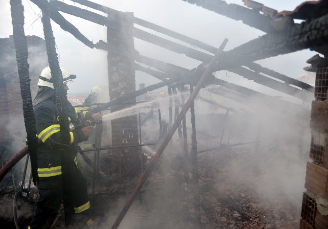 Eskişehir'de yıldırım düşen ev yandı