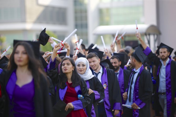 Akdeniz Üniversitesinde mezuniyet coşkusu
