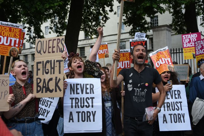 İngiltere'de Başbakan May protesto edildi