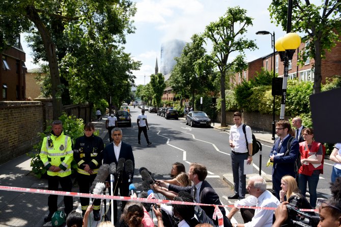 Londra'da 24 katlı binadaki yangın