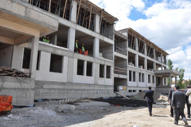 Yeniyer ortaokulu inşaatı sürüyor