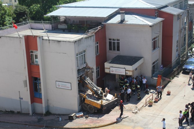 GÜNCELLEME 2 - Kocaeli'de vinç sağlık ocağına girdi: 1 ölü, 1 yaralı