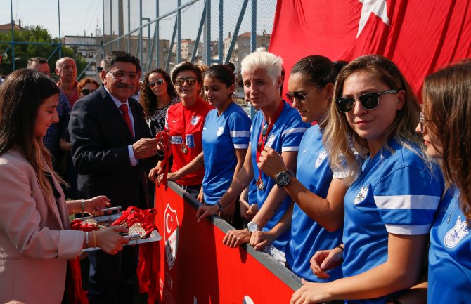 Konak Belediyespor, şampiyonluk kupasına kavuştu