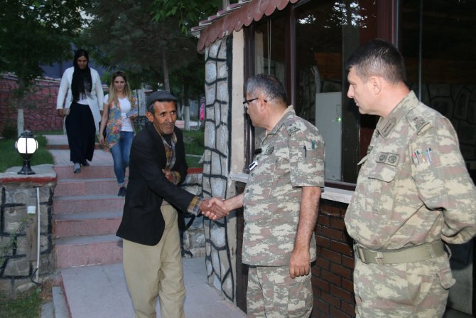 Hakkari'deki Mehmetçikten şehit ve gazi ailelerine iftar yemeği