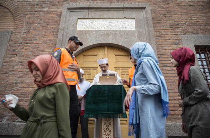 Başkentte Sakal-ı Şerif'e yoğun ilgi