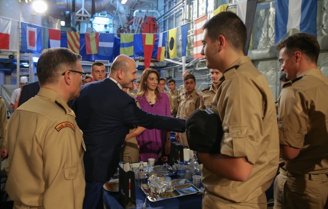 Bakan Soylu, sahil güvenlik personeliyle iftar yaptı