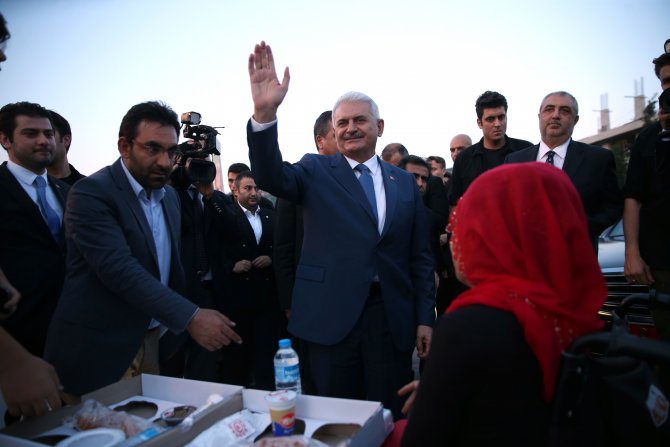 Başbakan Yıldırım, Gebze'de sokak iftarına katıldı