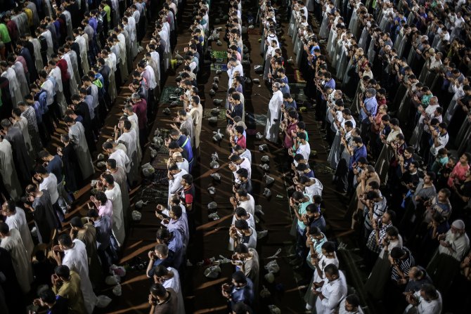 Gazze'deki tarihi Büyük Ömer Cami'nde Kadir Gecesi