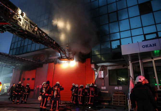 Kağıthane'de kargo şirketinin deposunda yangın