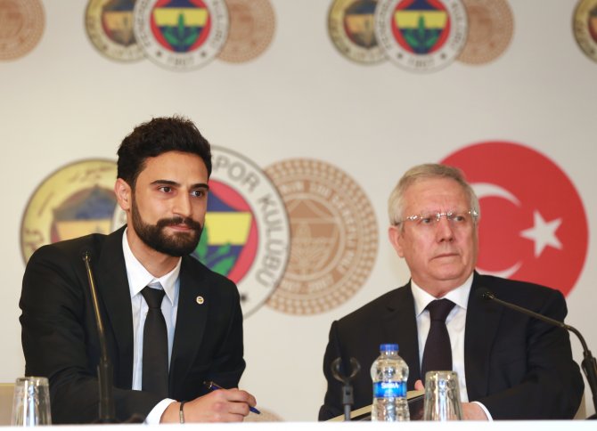 Mehmet Ekici resmen Fenerbahçe'de