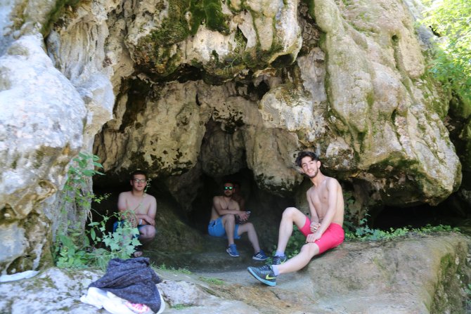 Sıcaktan bunalan vatandaş mağaralara sığındı