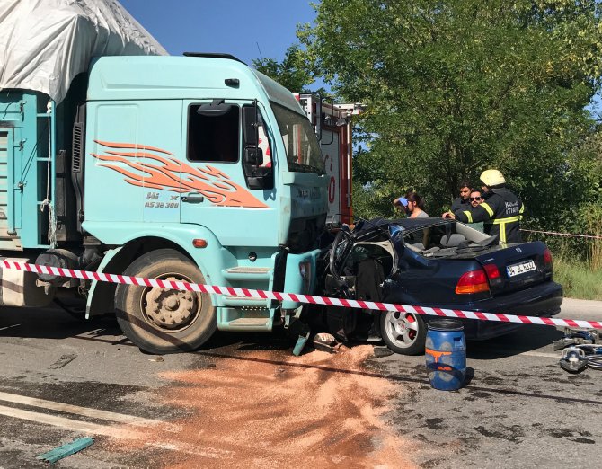 Kocaeli'de otomobille kamyon çarpıştı: 1 ölü