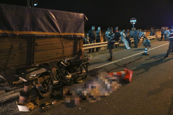 Park halindeki römorka çarpan motosiklet sürücüsü öldü