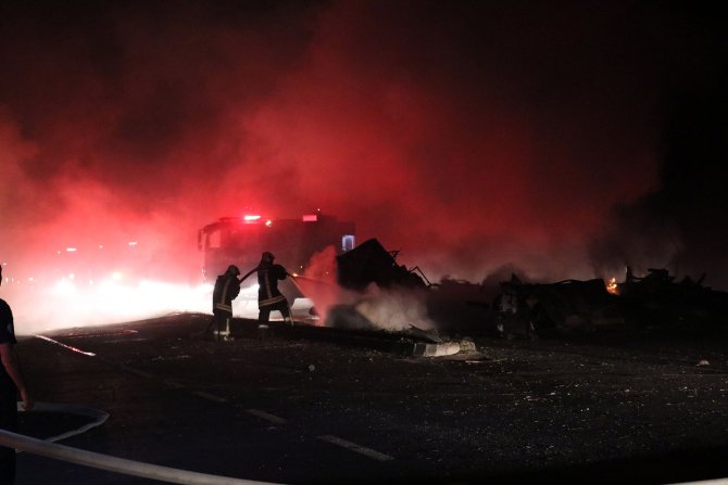 Denizli'de tırla çarpışan tankerde patlama: 3 ölü, 4 yaralı